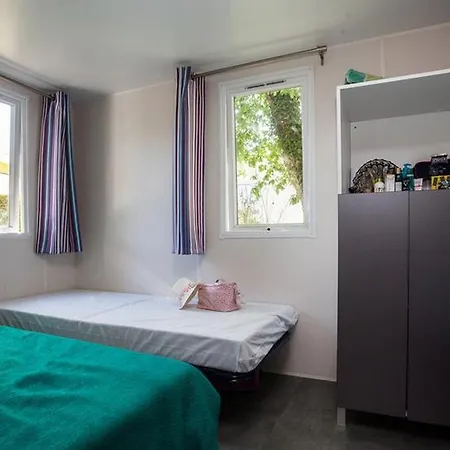 Mobil-home Pour 5 Pers., Animaux Admis - Api-1-52-2631 *